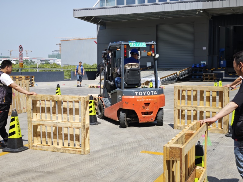 宝时云仓成功举办叉车技能大赛：以赛促学，提升专业素养