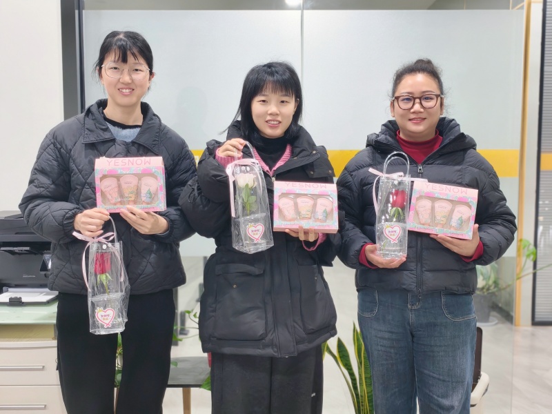 三八国际妇女节｜一朵鲜花，一份礼物，送给宝时云仓发光的你